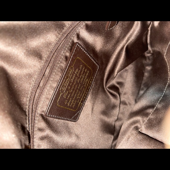 Jumbo Monogram Coach crossbody - Picture 2 of 7